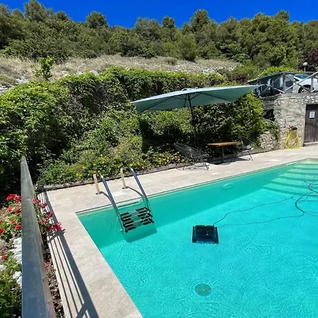 بيت للعطل Charming With Pool Onsite *