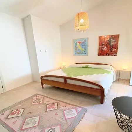 Charming With Pool Onsite