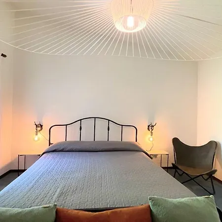 Charming With Pool Onsite